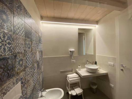 a bathroom with a sink and a mirror at Casa Lidia - ALLOGGI SMART in Breganze