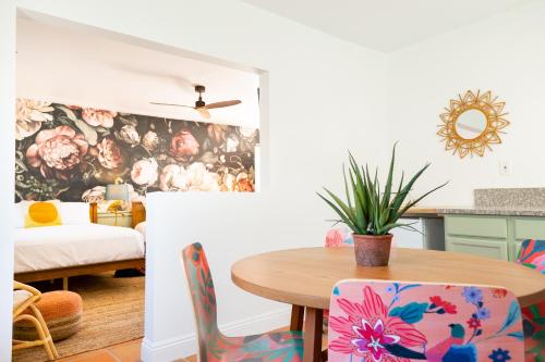 comedor con mesa y sillas en Fleur Noire Hotel, en Palm Springs