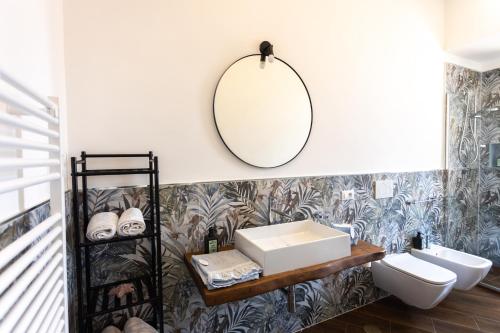 ein Badezimmer mit 2 Waschbecken und einem Spiegel an der Wand in der Unterkunft Il Sestante vista mare in Gaeta