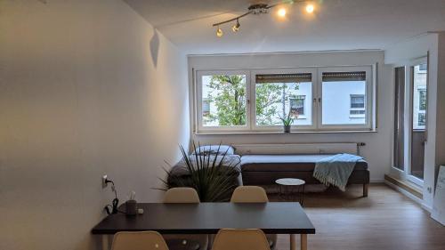 a living room with a table and a window at Helle offene Innenstadtwohnung mit Balkon in Kirchheim unter Teck