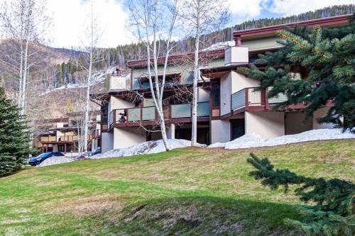 un edificio en la cima de una colina con nieve en West Vail Mountain Escape & Kinnikinnick Sunshine House, en Vail