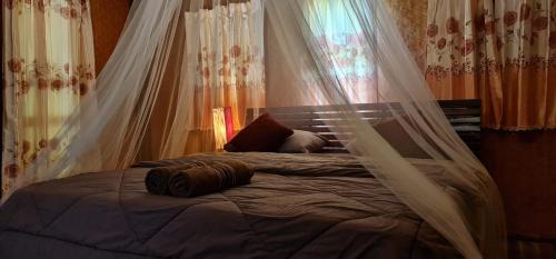 una camera da letto con un letto con zanzariera di Wooden Hut Koh Kood a Ko Kood