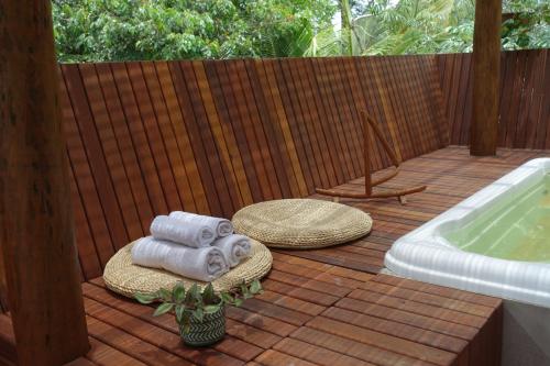 eine Terrasse mit Handtüchern und einer Badewanne in der Unterkunft HaraMatha in Barra Grande