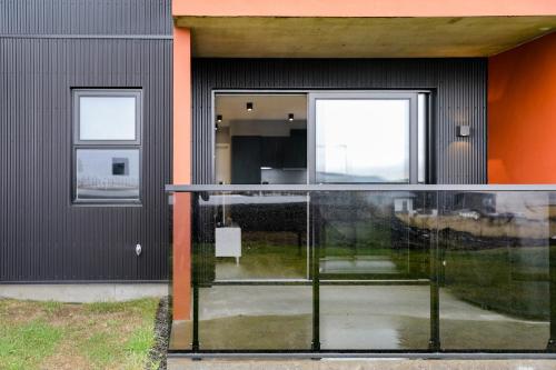 einem Glastisch vor einem Gebäude in der Unterkunft Geirþrúðarhagi one bedroom apartment in Akureyri