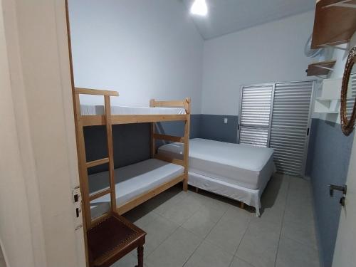 Cette petite chambre comprend 2 lits superposés. dans l'établissement Chácara Atibaia, à Atibaia