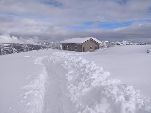 a pile of snow in front of a house at Dai GrataCü in Lequio Berria