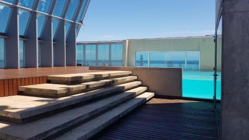 Bazén v ubytování Departamento súper céntrico con vista al río Paraná nebo v jeho okolí