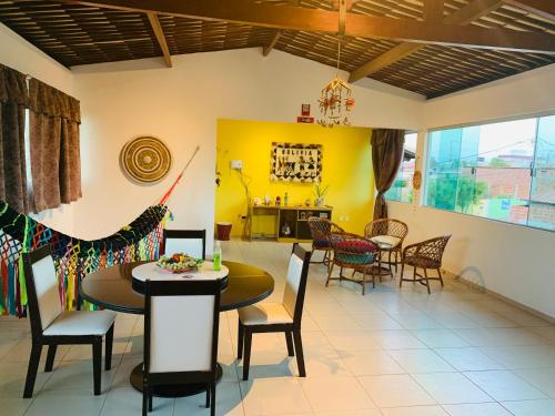 a dining room with a table and chairs at Ruta Del Sol in Mossoró