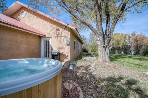Upper Ranchitos Road Retreat – Photos 2