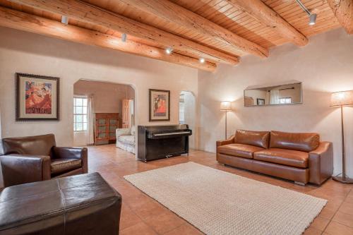 Upper Ranchitos Road Retreat – Photos 3