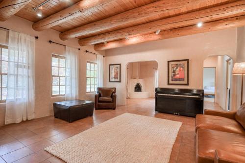 Upper Ranchitos Road Retreat – Photos 4