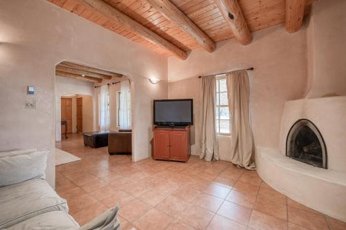 Upper Ranchitos Road Retreat – Photos 5