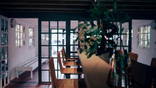a dining room with chairs and a table with a plant at Posada Paradiso in José Ignacio