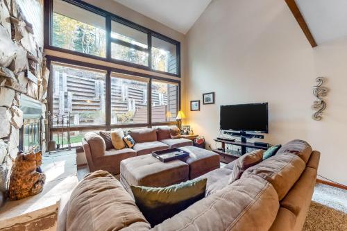 Una sala de estar con dos sofás y un televisor de pantalla plana. en Stonebridge Valley View, en Park City