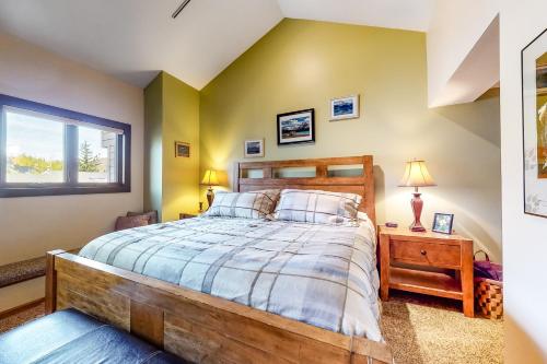 1 dormitorio con cama de madera y ventana en Stonebridge Valley View, en Park City
