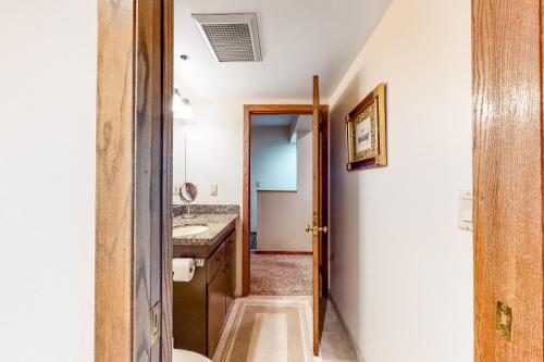 een badkamer met een wastafel en een toilet in een kamer bij Stonebridge Valley View in Park City