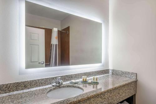 Ванная комната в La Quinta by Wyndham Stonington-Mystic Area