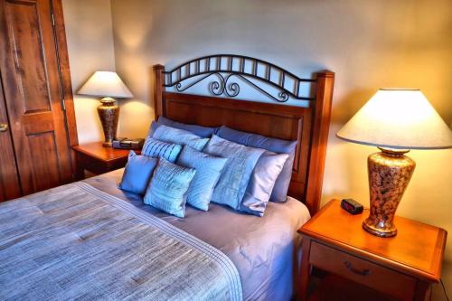 Ένα ή περισσότερα κρεβάτια σε δωμάτιο στο *APRES SKI LODGE, SKI IN-SKI OUT, CENTRAL VILLAGE!