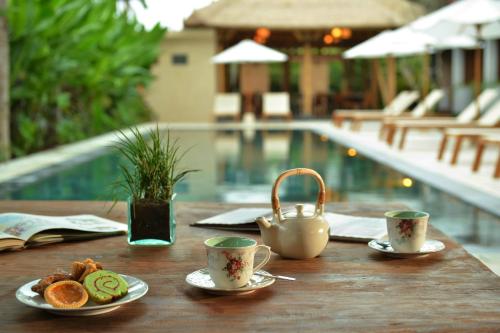 Der Swimmingpool an oder in der Nähe von The Open House Jimbaran Bali