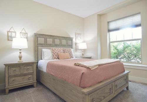 默里迪恩Sensible Safari Sleeps 10的一间卧室设有一张大床和一个窗户。