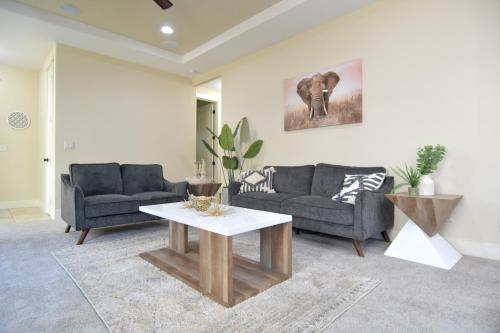 Χώρος καθιστικού στο Sensible Safari Sleeps 10