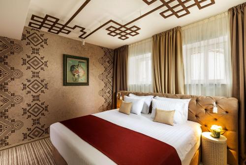 a hotel room with a large bed in a room at Gallery 37 Powered by ASTON in Plovdiv