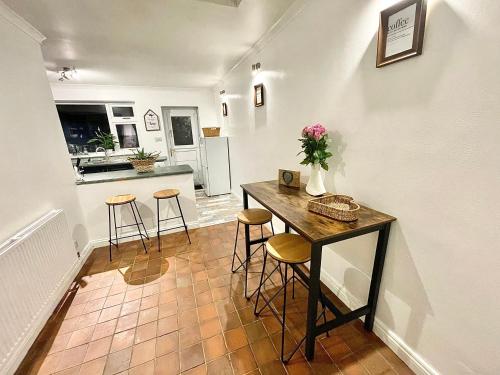 Fotografie z fotogalerie ubytování Traditional cosy PET FRIENDLY cottage by the canal with Cymru Holidays v destinaci Cwm-bran