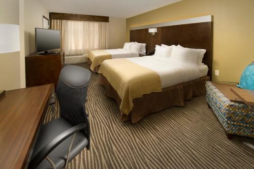 Телевизор и/или развлекательный центр в Holiday Inn El Paso Airport by IHG