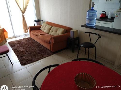 sala de estar con sofá y mesa roja en Oportunidad! Depto en La Serena!, en La Serena
