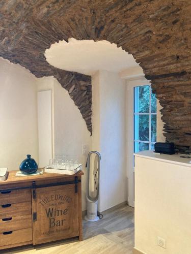 Cette chambre dispose d'une table en bois et d'un bar à vin. dans l'établissement casa dei zitelli studio de charme avec jardin et terrasse, à Brando