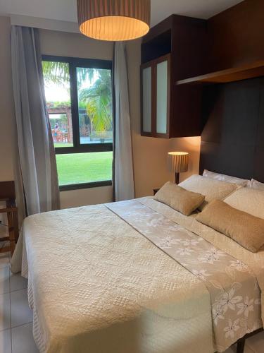 - une chambre avec un grand lit et une fenêtre dans l'établissement VG Sun Flat Cumbuco - Térreo, à Cumbuco