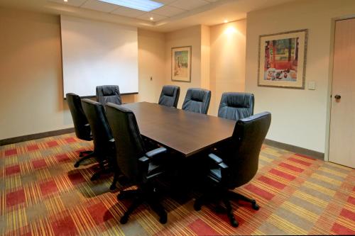 El área de trabajo o centro de convenciones de Holiday Inn Monclova by IHG