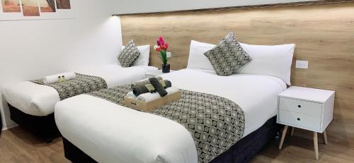 Una cama o camas en una habitación de Elm Motel
