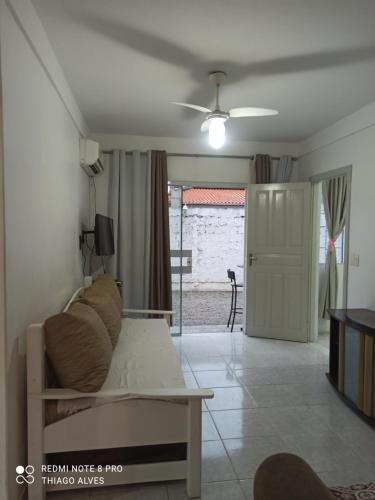 uma sala de estar com um sofá e uma porta de correr em Residencial Simas em Florianópolis