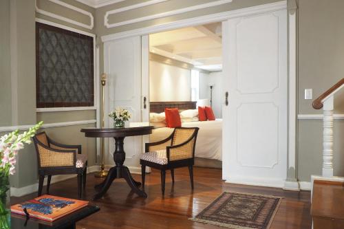 a room with a table and chairs and a bed at Pasaje de Hamburgo By The Local Way in Mexico City