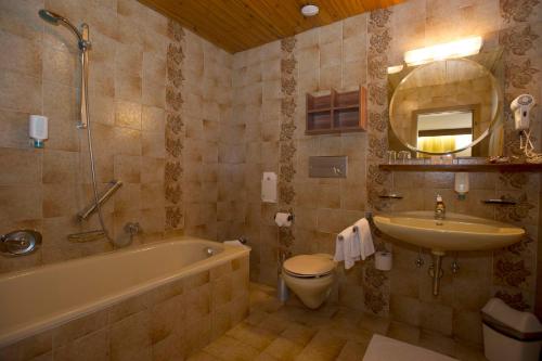
A bathroom at Hotel Mondschein
