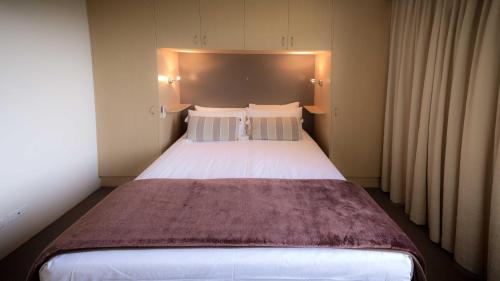 a bedroom with a large white bed in a room at Aussie Resort in Gold Coast