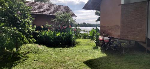 a yard with two bikes parked next to a building at Lake Cabin in Polonnaruwa