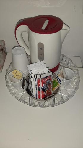 einen Teller mit einer Tasse und einer Teekanne drauf. in der Unterkunft B&b Casa Vita Marconia in Marconia