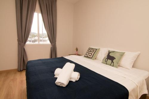 En eller flere senge i et værelse på Gorgeous Sunset & Tea Plantation View-Premium Hotel Bed