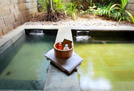 a pot sitting on a ledge next to a pool of water at Giyoche Motel in Wanli