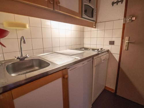 ヴァルモレルにあるAppartement Valmorel, 1 pièce, 4 personnes - FR-1-356-337の小さなキッチン(シンク、食器洗い機付)