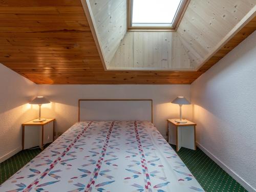 um quarto com uma cama com 2 candeeiros em ambos os lados em Appartement Méribel, 3 pièces, 6 personnes - FR-1-355-57 em Méribel