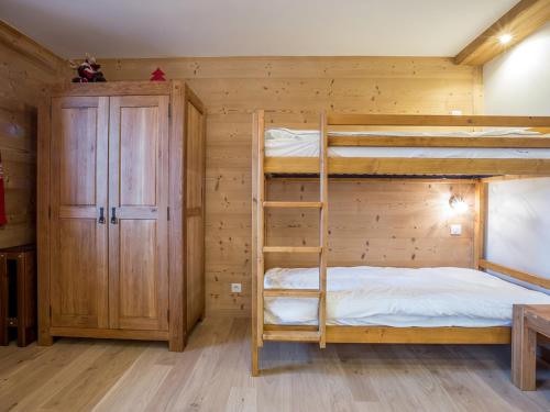 een slaapkamer met 2 stapelbedden en een kast bij Studio Méribel, 1 pièce, 4 personnes - FR-1-355-108 in Méribel