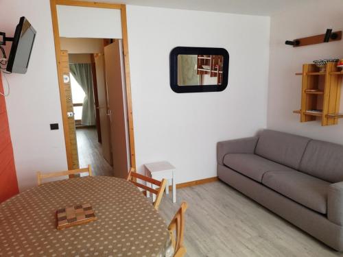 Uma área de estar em Appartement La Plagne, 2 pièces, 6 personnes - FR-1-351-22