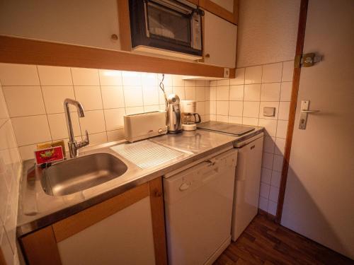 Il comprend une petite cuisine équipée d'un évier et d'un four micro-ondes. dans l'établissement Appartement Valmorel, 1 pièce, 4 personnes - FR-1-356-327, à Valmorel