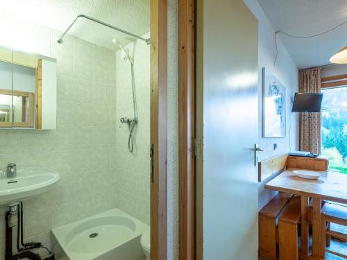 ヴァルモレルにあるAppartement Valmorel, 2 pièces, 4 personnes - FR-1-356-305のバスルーム(シャワー、洗面台、トイレ付)