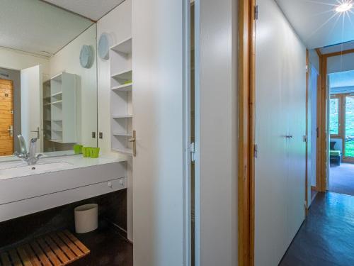 ein Bad mit einem Waschbecken und einem Spiegel in der Unterkunft Appartement Valmorel, 2 pièces, 5 personnes - FR-1-356-318 in Valmorel