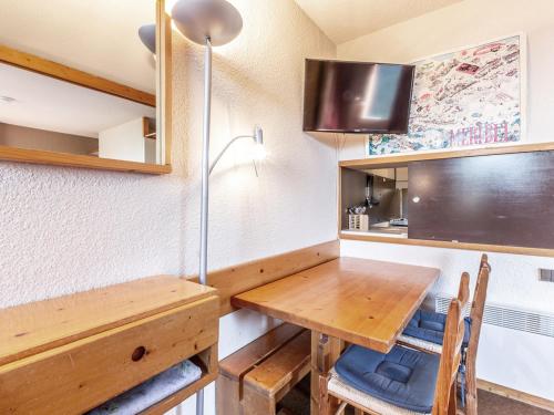 Appartement Méribel, 1 pièce, 4 personnes - FR-1-355-25にあるキッチンまたは簡易キッチン