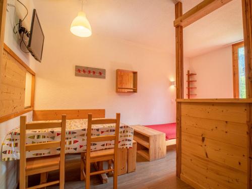 Appartement Valmorel, 1 pièce, 4 personnes - FR-1-356-322にあるレストランまたは飲食店
